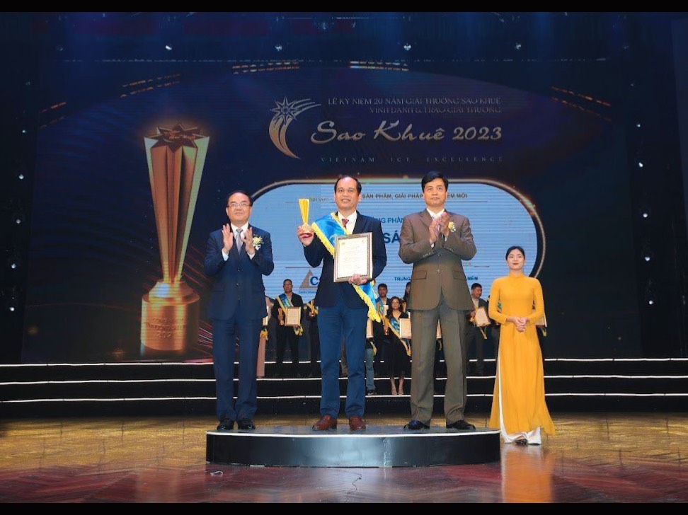 Ảnh 2: Anh Trần Hoàng Việt - Phó giám đốc Trung tâm Công nghệ phần mềm Trường Đại học Cần Thơ (CUSC) Đại diện nhận giải thưởng Sao Khuê 2023 cho Hệ thống Phần mềm Quản lý Sáng kiến 